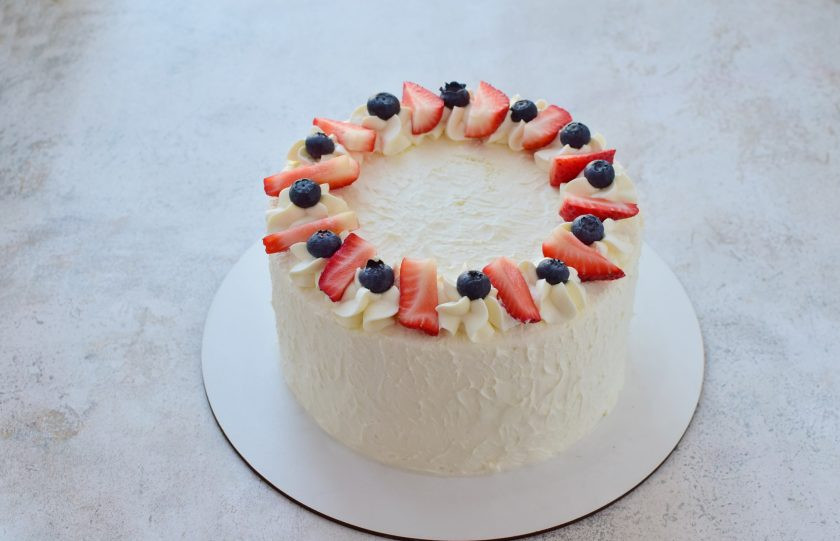 1. Этап. Клубнично-маковый торт: Для декора можно использовать свежую клубнику.