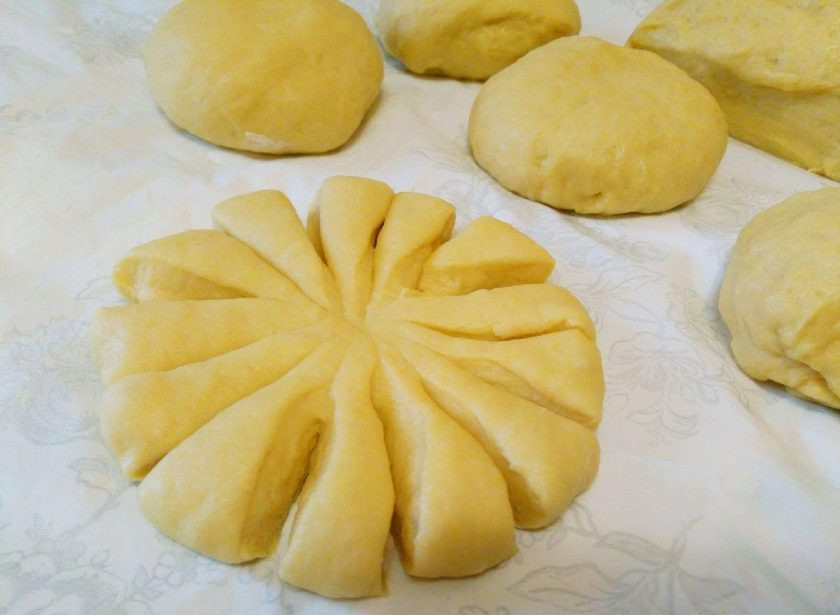 1. Этап. Булочки «Соломбальские»: По краям раскатанных лепёшек сделайте надрезы при помощи ножа или специального скребка.