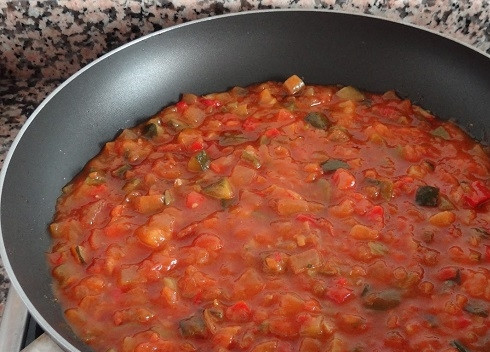 1. Этап. Слоеный пирог с тунцом: Вот примерно так будут выглядеть наши овощи. Пусть остынут.