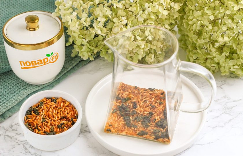 1. Этап. Гэммайтя: Залейте горячей водой, заранее остуженной до 85 градусов. Закройте чайник крышкой и дайте напитку настояться примерно 10-15 минут.