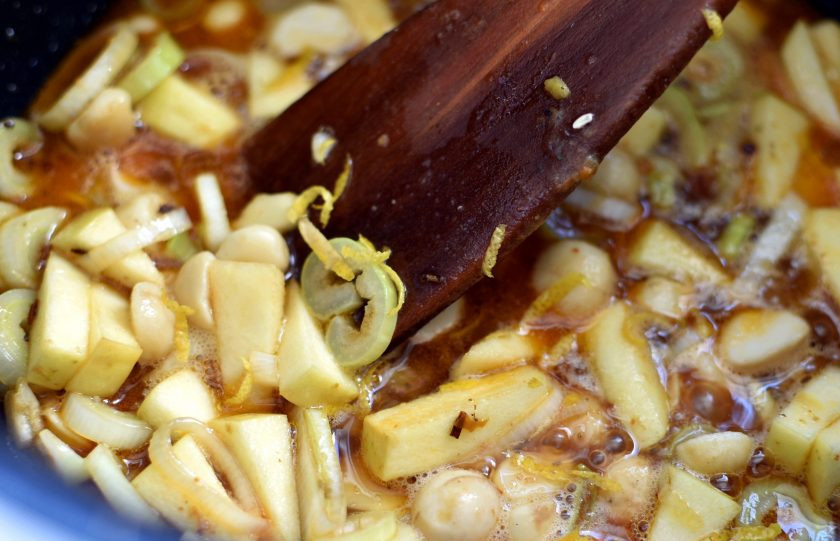 1. Этап. Пикантная индейка с ароматный кускусом: Выложите в оставшуюся в мультиварке жидкость от тушения, полейте лимонным соком и добавьте натертую свежую цедру. Тушите 3 минуты.