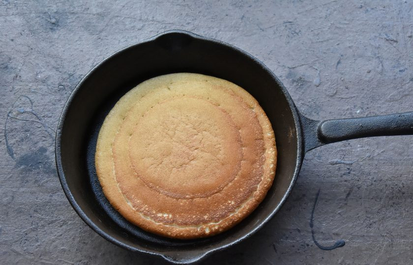 1. Этап. Пышные панкейки рецепт на кефире: Когда сверху тесто с глянцевой поверхностью станет матовым и покроется множеством пузырьков, переверните панкейк и обжарьте с другой стороны.