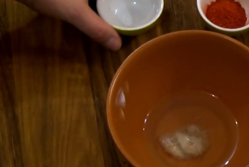 1. Этап. Запеченное мясо Книжка: 1. Приготовьте маринад: смешайте растительное масло, горчицу зерновую и обычную, соль, мед, сладкую паприку, черный перец и измельченный чеснок.