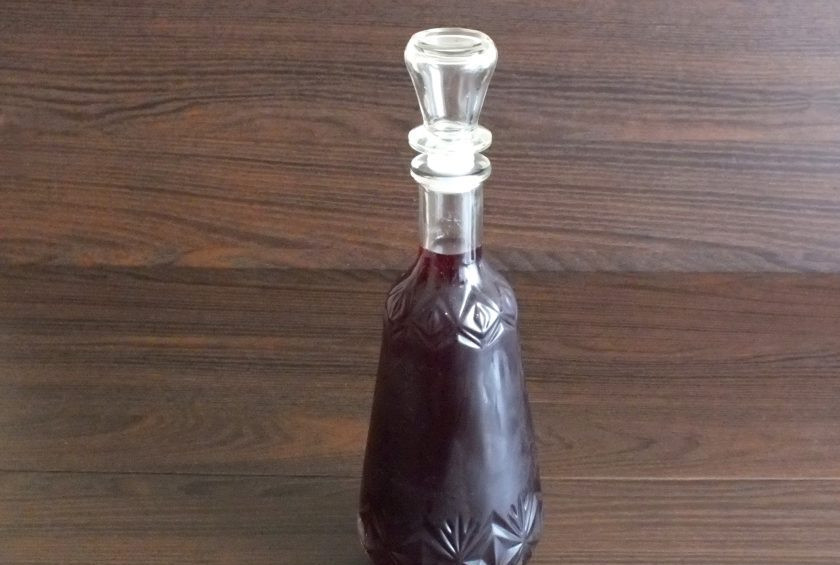 1. Этап. Ликер из ежевики: Готовый ликер перелейте в стеклянную тару. Храните напиток в темном, прохладном месте. Крепость составляет 25-28 градусов.