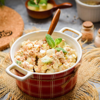 Салат из консервированной сайры