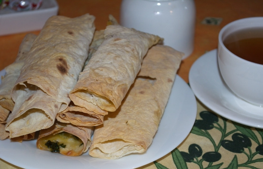 1. Этап. Рулетики из лаваша с сыром: Готовые хрустящие рулетики с сыром подаем к столу.