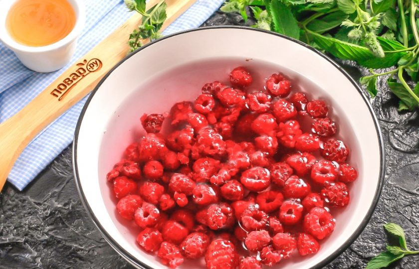 1. Этап. Малина с медом на зиму без варки: Ягоды малины высыпьте в глубокую емкость и залейте холодной водой. Оставьте ягоды в ней на полчаса, за это время вылезут все жучки, если они прятались внутри ягодок. Слейте воду и снова промойте малину.
