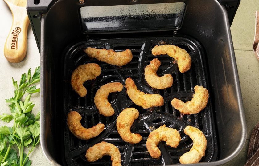 1. Этап. Креветки в панировке в аэрогриле: Затем, если необходимо, переверните и готовьте ещё около 5 минут.