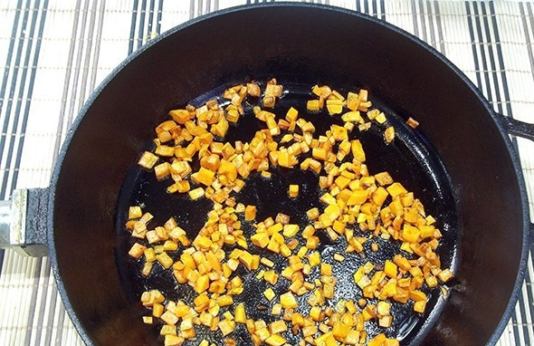 1. Этап. Классический суп Харчо: Морковь почистите, промойте и нарежьте мелкими кубиками. Пассеруйте их в масле несколько минут.