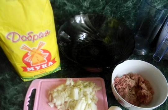 1. Этап. Рулет Mинутка на сковороде: Для начала измельчаем репчатый лук и смешиваем его с фаршем, добавляем соль и специи по вкусу, хорошенько перемешиваем все.