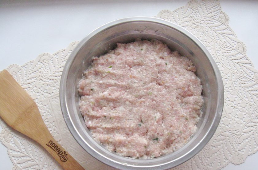 1. Этап. Ленивые голубцы в пароварке: Фарш посолите по вкусу и тщательно перемешайте до однородной консистенции.