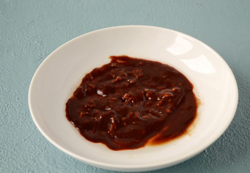 1. Этап. Стейки из баклажанов: Натрите чеснок на мелкой тёрке, смешайте вместе с остальными ингредиентами.