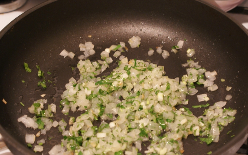 1. Этап. Пицца из дрожжевого теста: 2. Лук чистим и моем, после чего нарезаем мелким кубиком и обжариваем на раскаленной сковороде с добавлением масла. Зелень моем и нарезаем мелко, кладем ее в сковороду к луку и выключаем огонь.