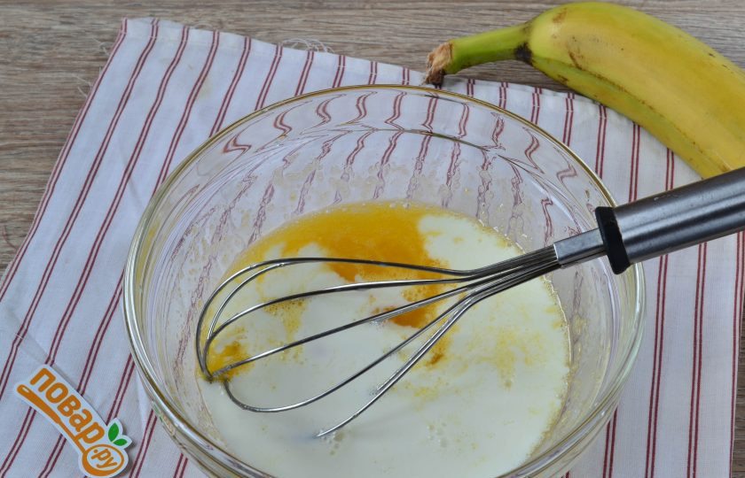 1. Этап. Блинный торт с грецкими орехами и бананами: 3. Добавьте чуть меньше половины молока и размешайте.