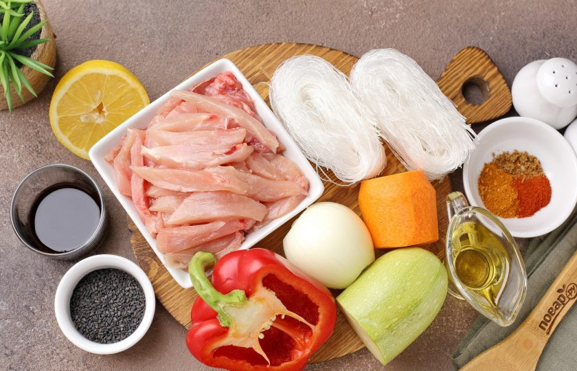 1. Этап. Фунчоза с курицей и кабачком: Подготовьте все ингредиенты. Филе при необходимости разморозьте и нарежьте полосками или небольшими кусочками.