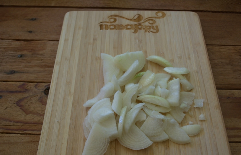 1. Этап. Грудка с помидорами и сыром: Репчатый лук нарезаем произвольно.