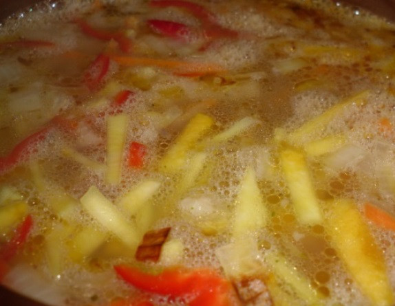 1. Этап. Вкусный суп из баранины: Бульон доведите до кипения и залейте содержимое горшка. Духовку разогрейте до 200 градусов и поставьте в неё горшок на 35 минут.