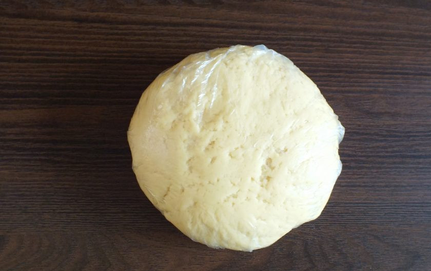 1. Этап. Греческое печенье Курабьедес: Замесите мягкое, податливое тесто. Округлите его, заверните в пакет и уберите в холодильник на 30 минут.