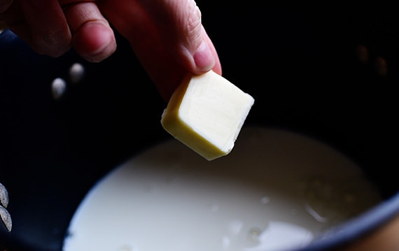 1. Этап. Сырный дип для овощей: 1. Нагрейте масло с молоком на среднем огне до высокой температуры.