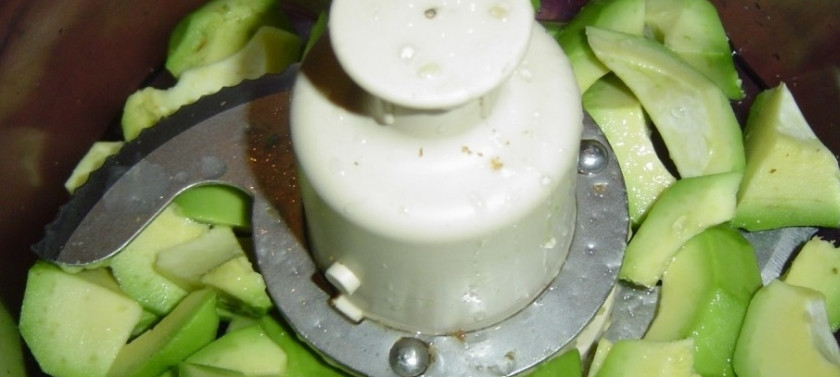 1. Этап. Пюре из авокадо: 1. Итак, авокадо очищаем, убираем косточку, перемалываем в блендере до состояния пюре. Я обычно разрезаю авокадо вдоль по косточке, потом каждую половинку поворачиваю в противоположную сторону и 