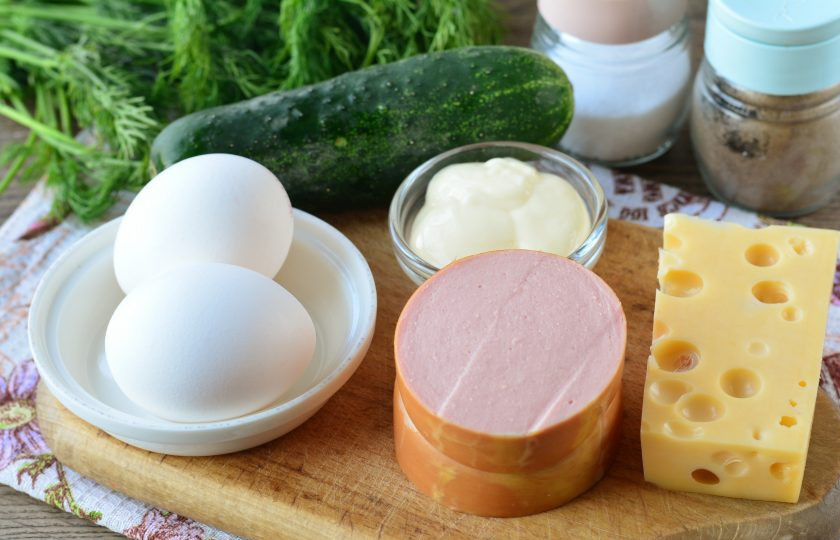 1. Этап. Салат из омлета и колбасы: Подготовьте все ингредиенты.