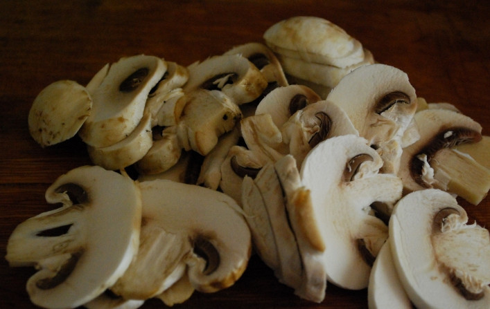 1. Этап. Тушеная телятина с грибами: Шампиньоны тщательно промываем и жарим на сливочном масле, пока из них не испариться лишняя влага, добавляем в грибы лимонный сок.