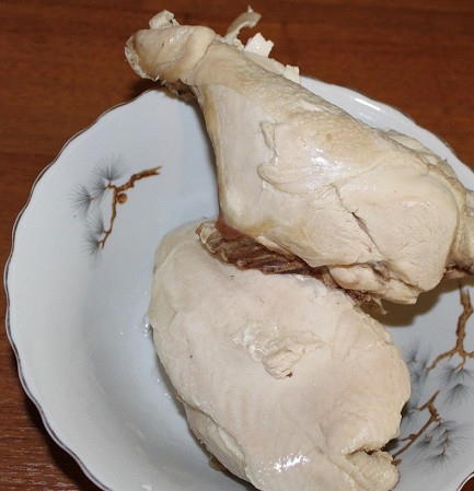 1. Этап. Макароны с курицей в духовке: 1. Простой рецепт макарон с курицей в духовке начинается с того, что необходимо отварить курицу до готовности.