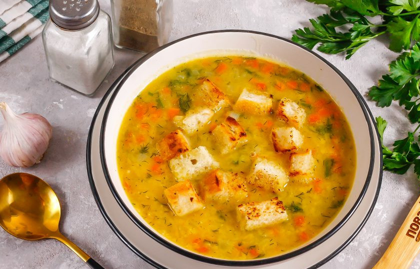 1. Этап. Суп из чечевицы без картофеля: Разлейте суп из чечевицы в глубокие тарелки, добавьте в него поджаренные сухарики и подайте к столу. Можно дополнить блюдо сметаной.