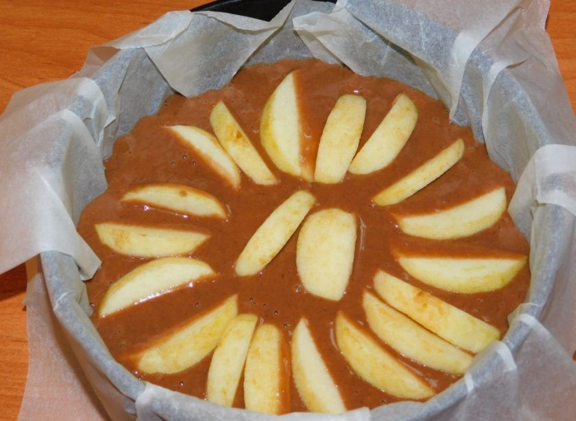 1. Этап. Шоколадный пирог с яблоками (без яиц): Яблоко очистите, нарежьте дольками и распределите по тесту. Поставьте в духовку, разогретую до 180 градусов на 40-50 минут.