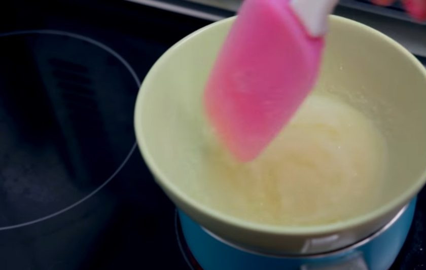 1. Этап. Шоколадные капкейки с клубничным кремом: 4. Приготовьте крем: в сухой посуде смешайте белок с сахаром и поставьте на паровую баню до растворения сахара (нагрейте до температуры примерно 40 градусов). Дайте массе остыть в течение 10 минут.