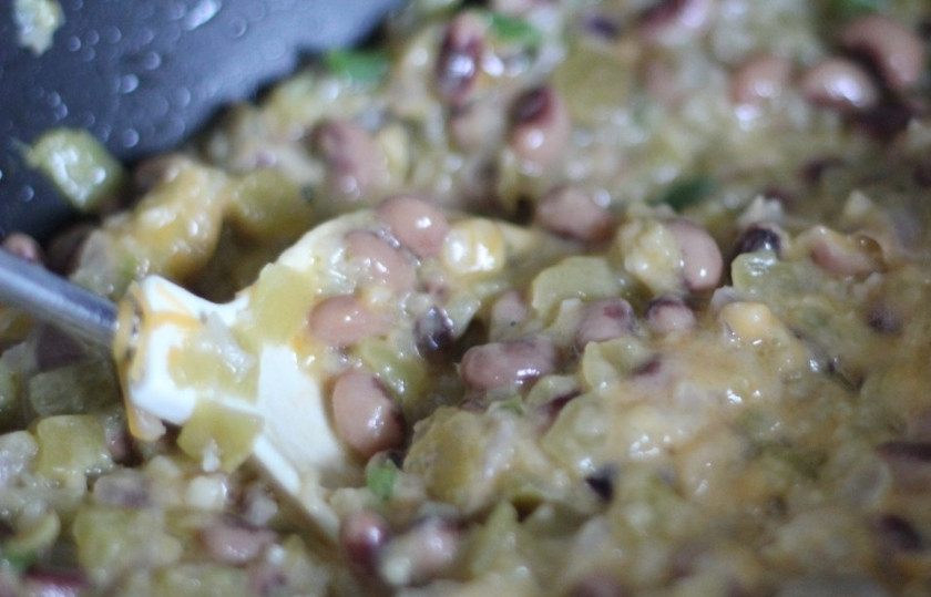 1. Этап. Дип из фасоли: В глубокой сковороде растопить масло и обжаривать минуты лук, чеснок,сельдерей. Добавить перец чили, халапеньо, половину фасоли. Жарить 3 минуты.