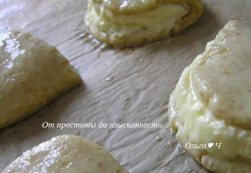 1. Этап. Сочники с кокосовой стружкой: Смажьте отложенным желтком, смешанным с водой, переложите на противень, застеленный пекарской бумагой.