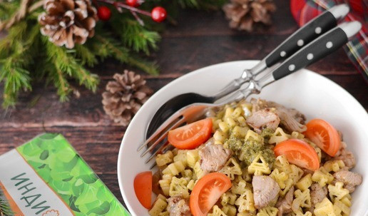 1. Этап. Новогодние макароны с индейкой и песто: Снимите блюдо с плиты выложите на любимую тарелку. Наслаждайтесь неспешно вкусными макаронами с индейкой и песто за просмотром любимого фильма. Бокал вина будет очень кстати!