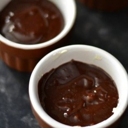 1. Этап. Брауни с жидкой начинкой: Включаем духовку разогреваться на 160-170 градусов. Формы для выпечки смазываем сливочным маслом и выкладываем в них тесто. Заполняем формы на 3/4 объема. Выпекаем минут 12-15.