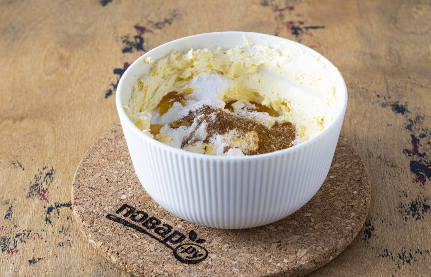 1. Этап. Медово-коричное масло: Добавьте все остальные ингредиенты и продолжайте взбивать.