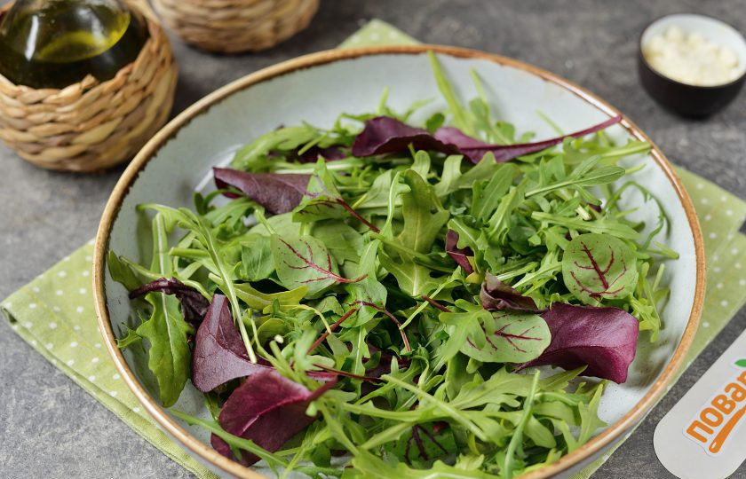 1. Этап. Салат с беконом, грушей и рукколой: Переложите рукколу в миску с высокими бортиками.