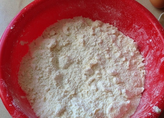 1. Этап. Песочный пирог с шоколадным кремом: 2. Перетираем руками в крошку.