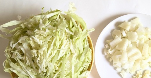 1. Этап. Запеканка из капусты и фарша: Нарезать лук и чеснок кубиками, капусту полосками.