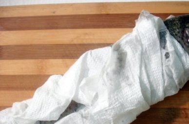 1. Этап. Форель с розмарином в духовке: Обсушим каждую рыбину бумажными салфетками.