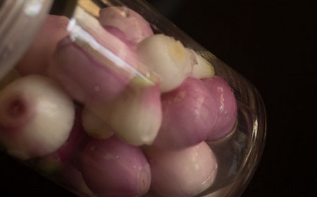 1. Этап. Маринованный шалот: 7. Лучше всего положить баночку. За день 3-4 раза переворачивайте и встряхивайте банку, чтобы равномерно распределялся маринад. Через пару дней можно пробовать, какой классный маринованный шалот получился:)