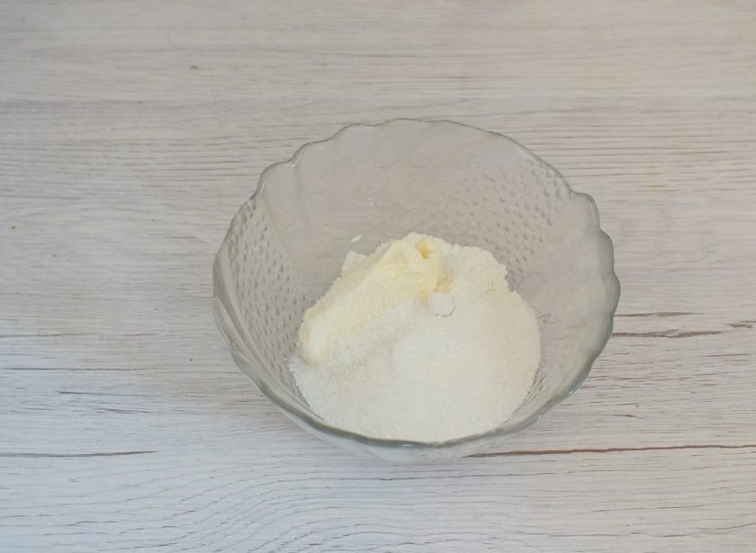 1. Этап. Булочки с вареньем без дрожжей: Пока тесто охлаждается, сделайте мучную крошку. Смешайте в чашке муку, масло и сахар.