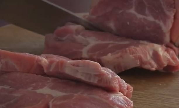 1. Этап. Отбивная Медвежья лапа: 1. Мясо нарежьте крупными кусками размером с ладонь.