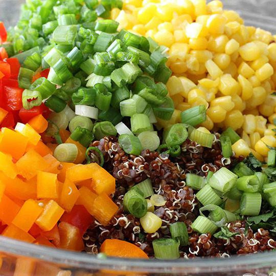 1. Этап. Салат из лебеды: В большой миске смешайте лебеду, бобы, кукурузу, нарезанные перцем, перец халапенья, кинзу и зелёный лук.