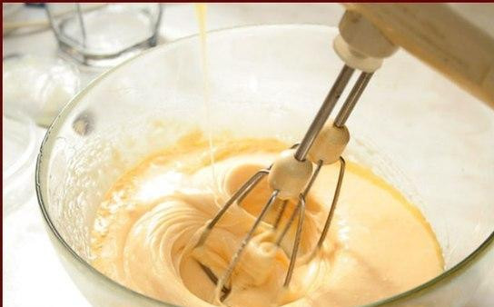 1. Этап. Пирог со сгущенкой: Теперь займемся начинкой. При помощи миксера хорошенько взбиваем желтки, затем добавляем в них сгущенку и еще раз хорошо взбиваем.