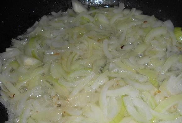 1. Этап. Начинка из квашеной капусты для пирожков: Обжарьте его на небольшом количестве масла до мягкости.