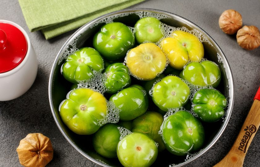 1. Этап. Цукаты из физалиса: Физалис освободите от оболочки и тщательно промойте под проточной водой. Затем выложите в миску и залейте кипятком на несколько секунд. Кипяток слейте, а физалис сразу же залейте холодной водой, после чего промойте ещё раз.