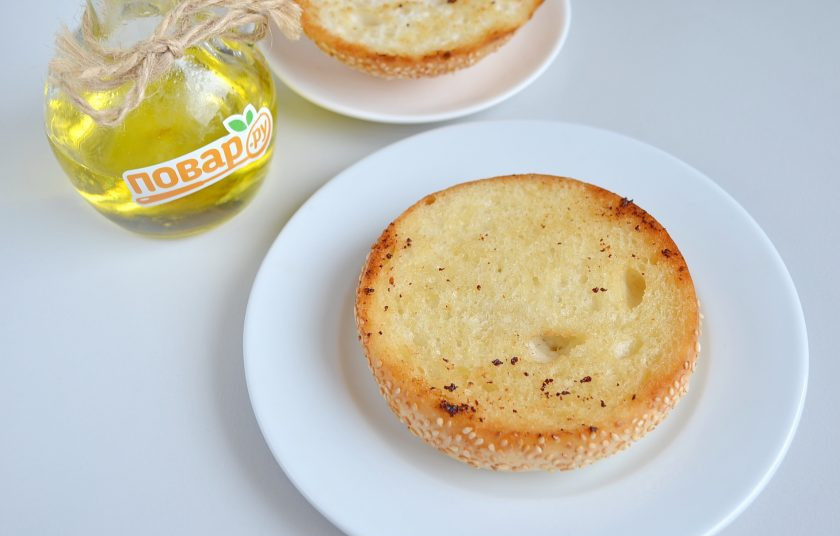 1. Этап. Очень вкусный бургер: 8. Собираем бургер. На тарелочку положите нижнюю часть булочки.