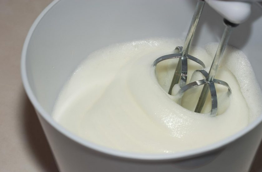 1. Этап. Торт с кремом из сливок: А отделённые белки взбейте до устойчивых пиков.