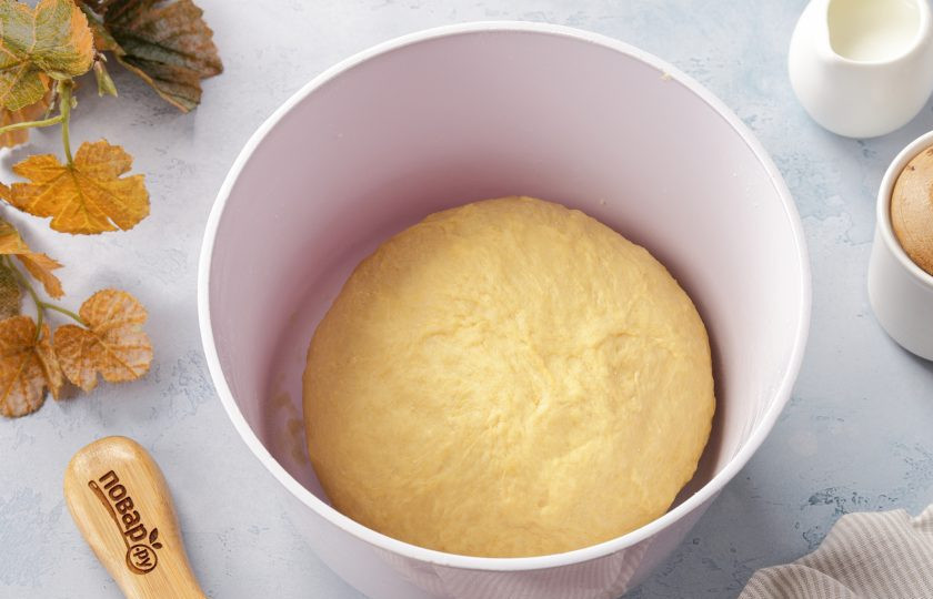 1. Этап. Тыквенные синнабоны: Затем руками замесите тесто. Вымешивайте тесто не менее 7-10 минут. Готовое тесто должно быть мягкое и чуть липкое. Соберите его в шар, накройте полотенцем и уберите в тёплое место на 40 минут.