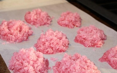 1. Этап. Печенье Розовые облака: 6. Подготовьте противень, застеленный пергаментом. Разложите печеньки вот такими облачками, оставьте на пару часов для застывания. Приятного чаепития!